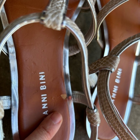 Gianni Bini strappy silver & tan sandals Sz-7.5M. C main image 2
